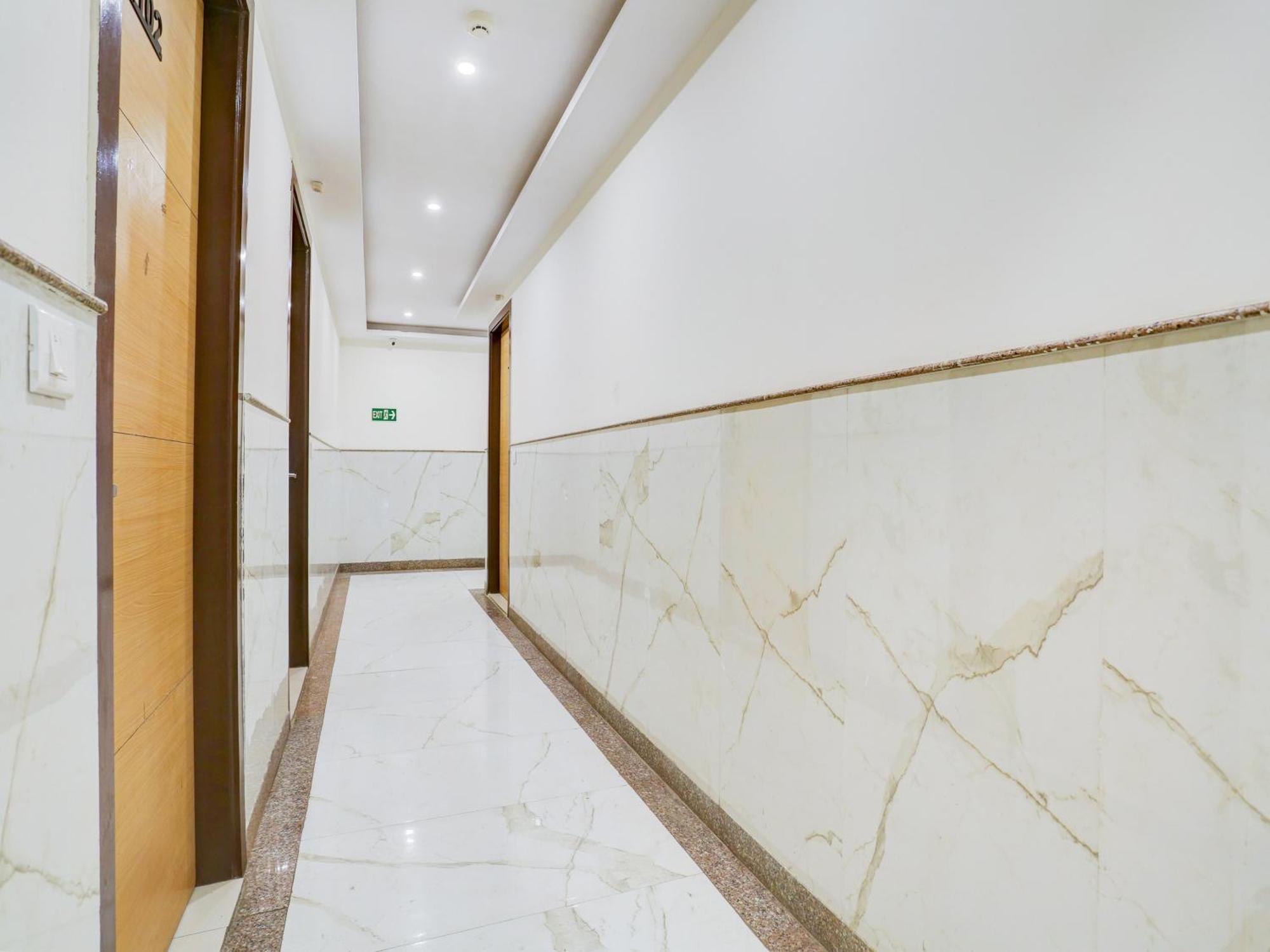 Hotel Collecion O White House Nuova Delhi Esterno foto