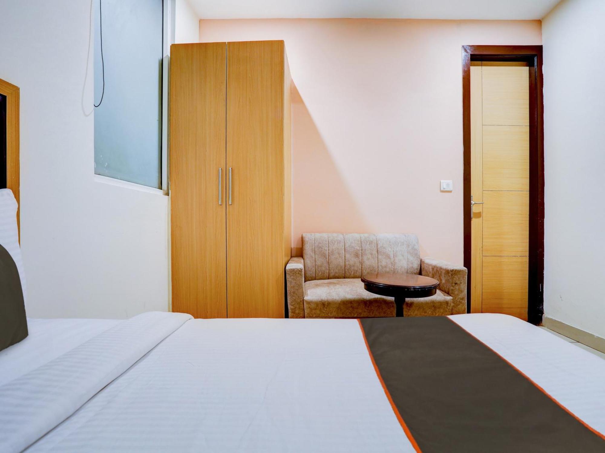 Hotel Collecion O White House Nuova Delhi Esterno foto