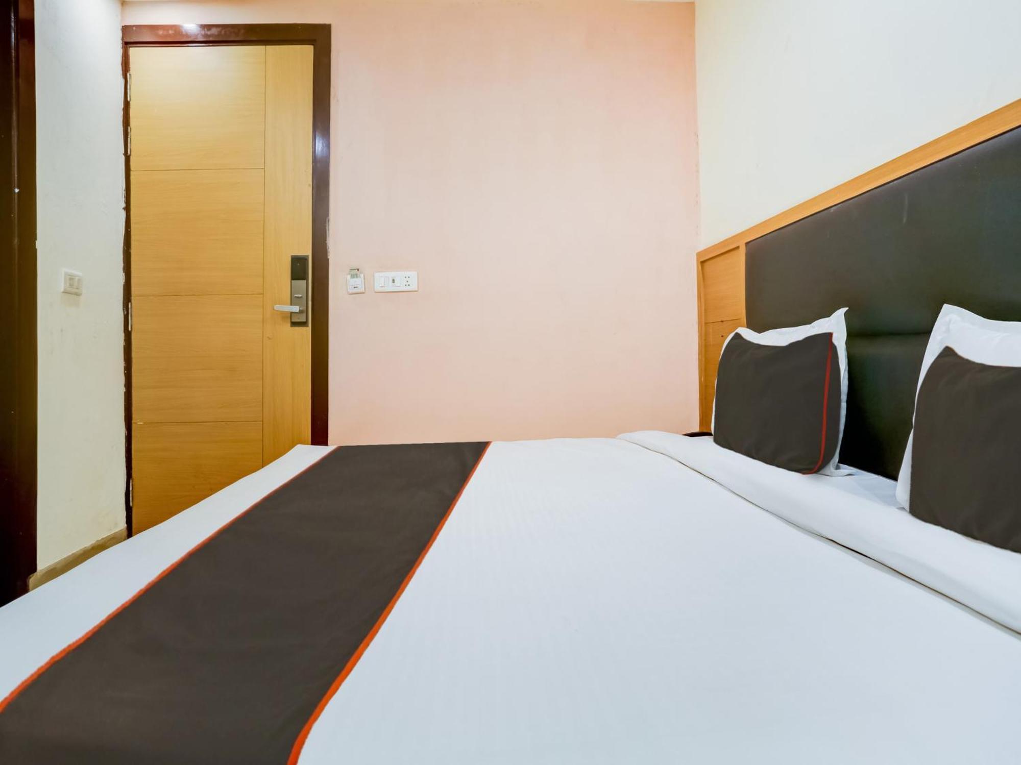 Hotel Collecion O White House Nuova Delhi Esterno foto